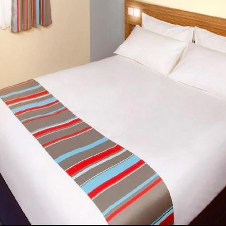 Travelodge בראקנל מראה חיצוני תמונה