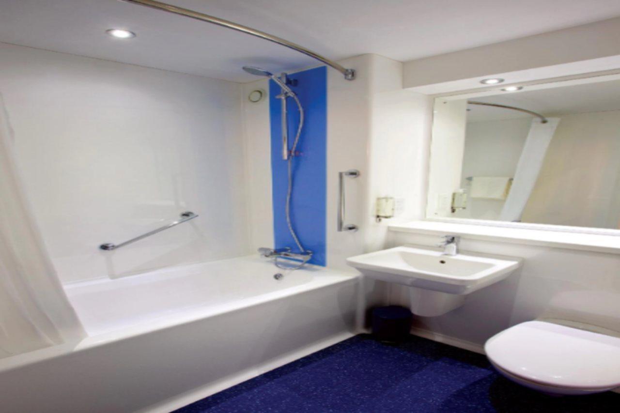 Travelodge בראקנל מראה חיצוני תמונה