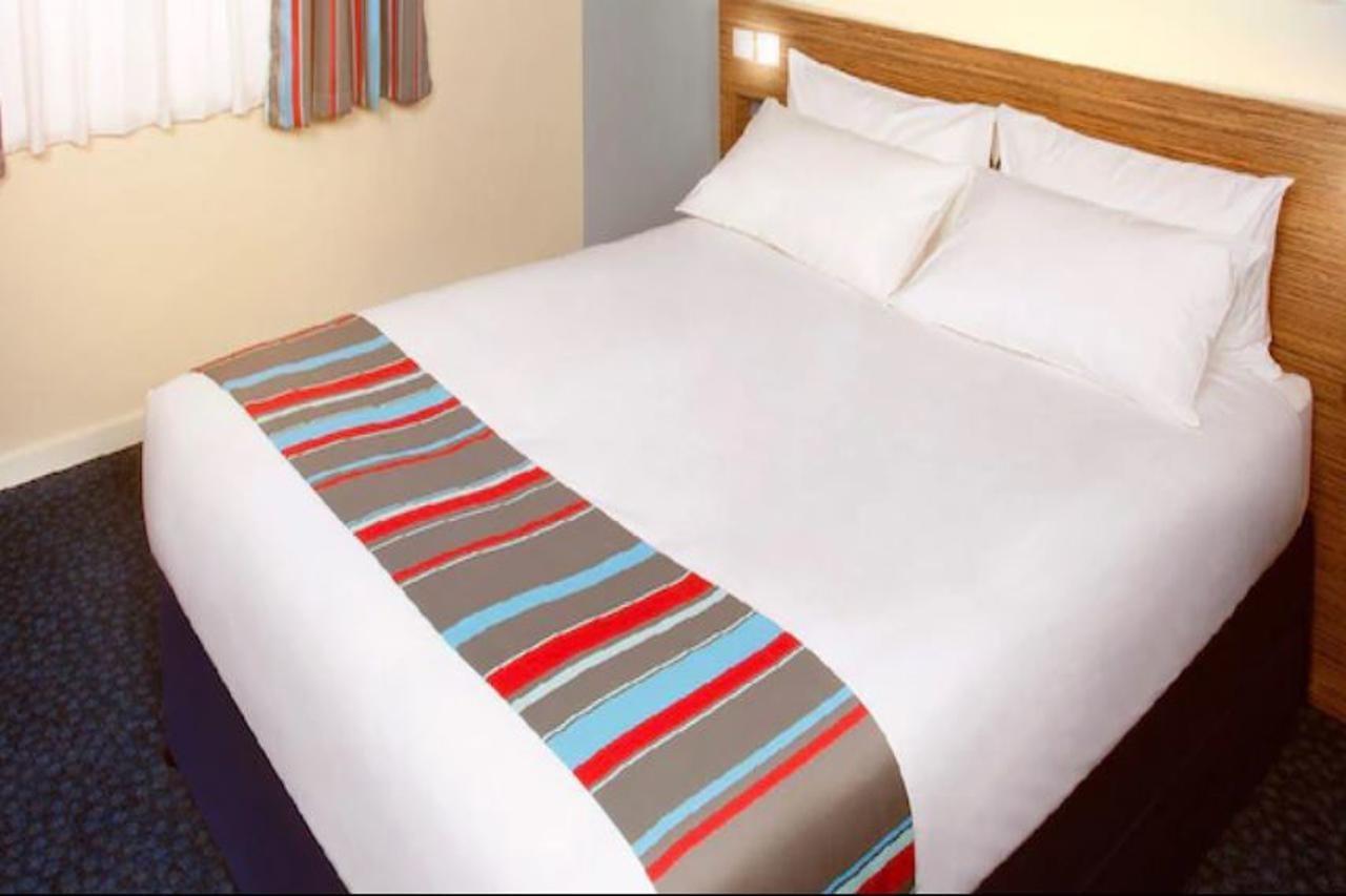 Travelodge בראקנל מראה חיצוני תמונה
