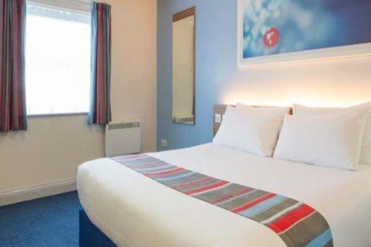 Travelodge בראקנל מראה חיצוני תמונה