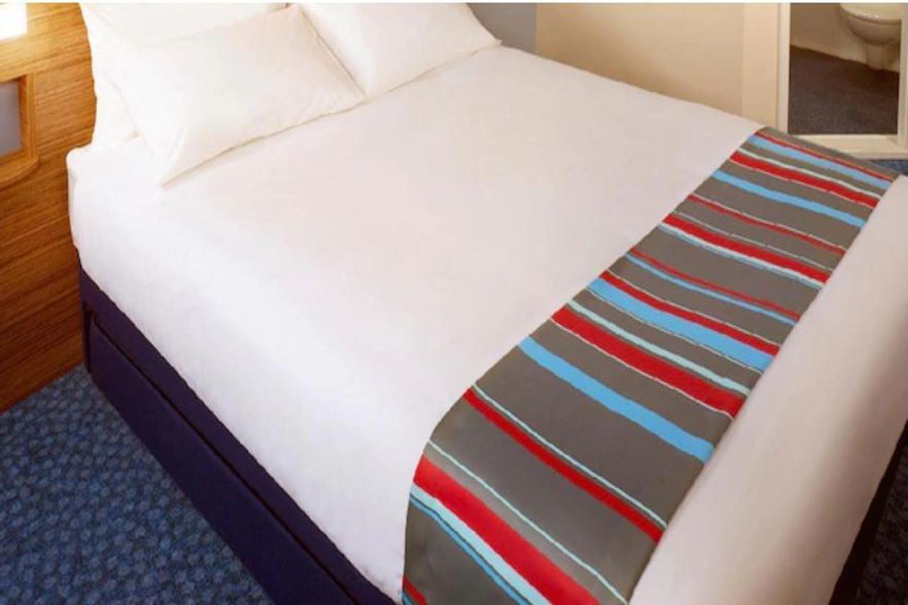 Travelodge בראקנל מראה חיצוני תמונה