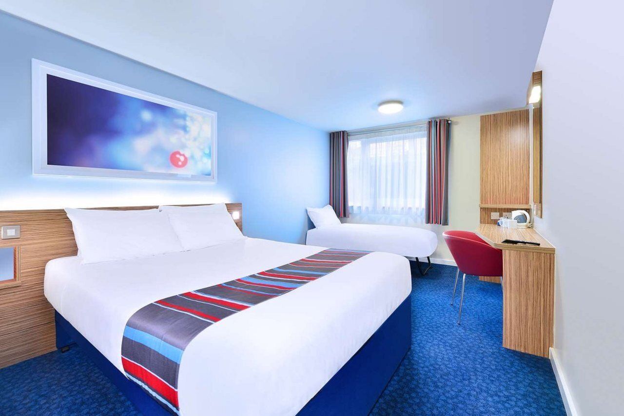 Travelodge בראקנל מראה חיצוני תמונה